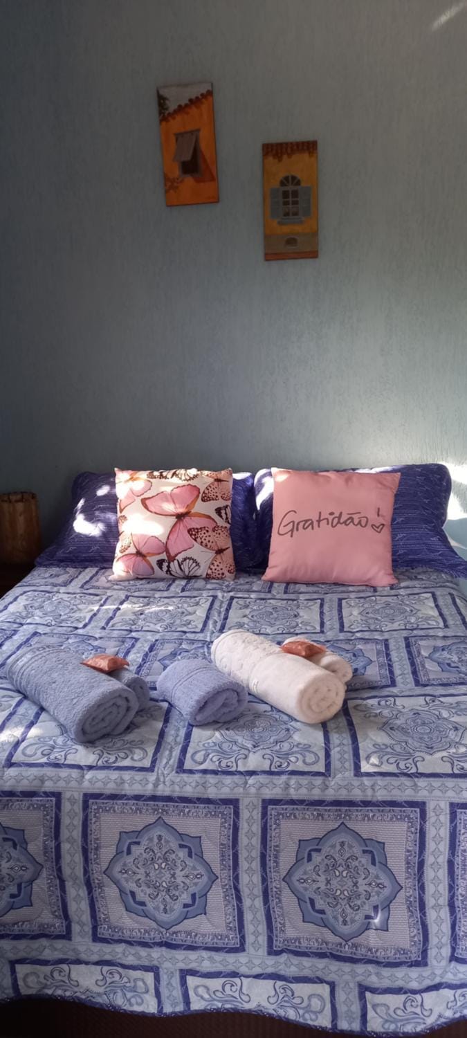 Bed, towels