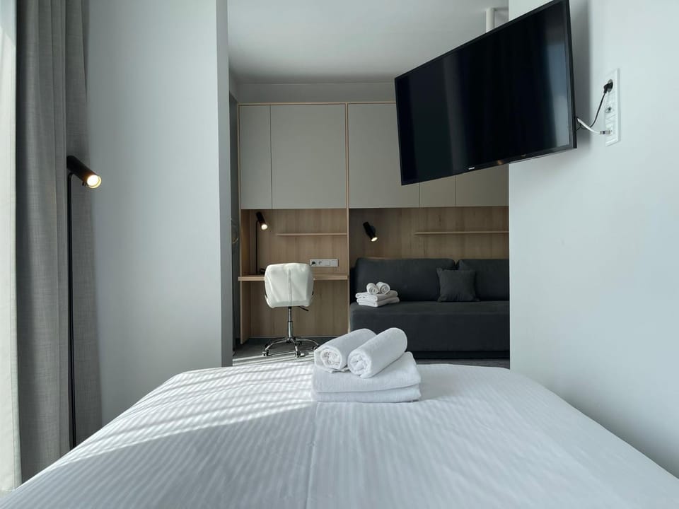 Bed, TV and multimedia, Bedroom, towels