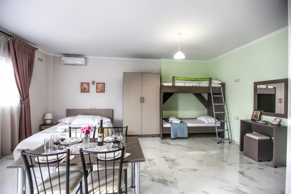 Bed, TV and multimedia, Kitchen or kitchenette, Living room, Photo of the whole room, Seating area, Dining area, Bedroom, air conditioner