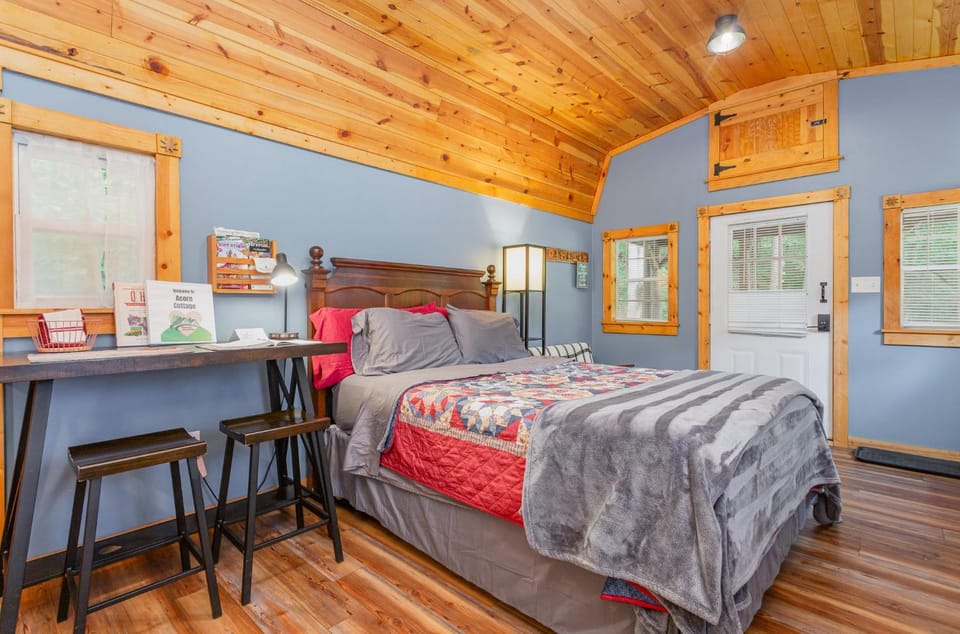 Bed, Seating area, Dining area, Bedroom