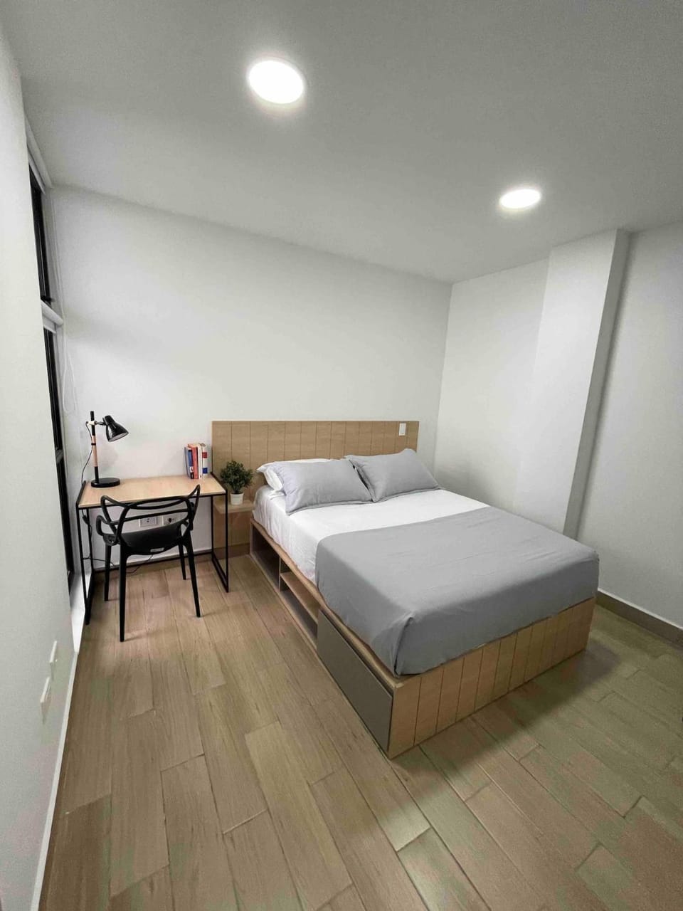 Photo of the whole room, Bedroom