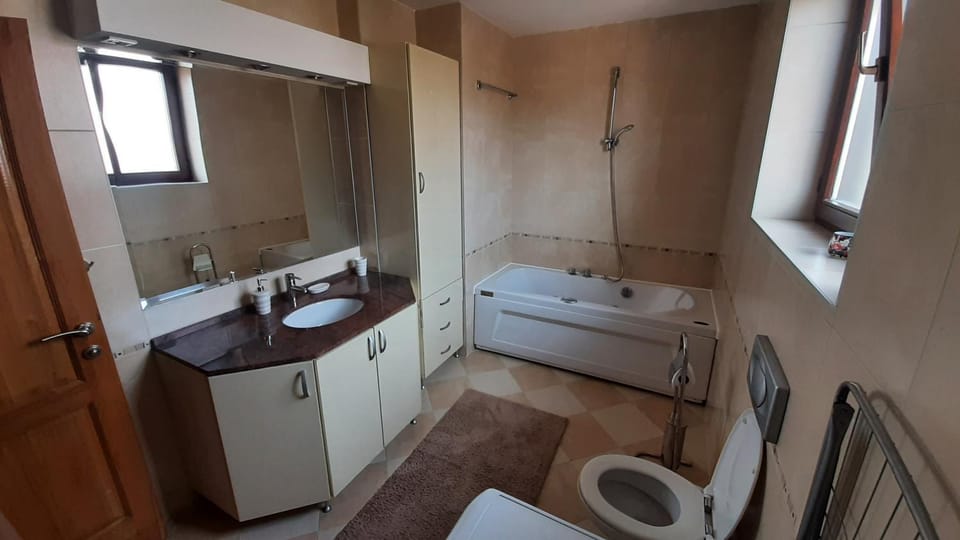 Shower, Toilet, Hot Tub, Bathroom, Bath