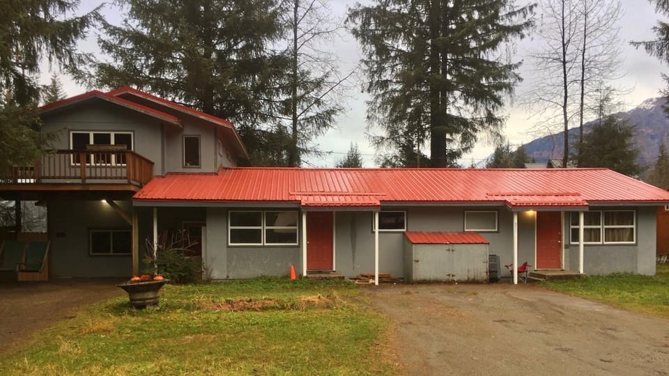 Sluice Box - Affordable, Convenient, and near Mendenhall Glacier- DISCOUNTS ON TOURS! Apartment in Mendenhall Valley