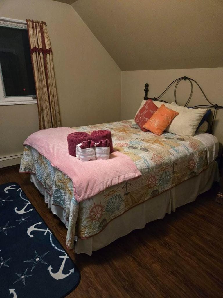 Mendenhall Private Room In Shared Home - DISCOUNT ON TOURS House in Mendenhall Valley