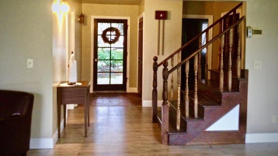 Private room in shared living, steps from bus stop, walk to glacier, tour discounts. House in Mendenhall Valley