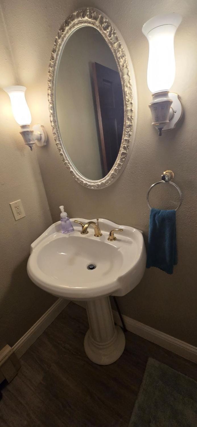 Private room in shared living, steps from bus stop, walk to glacier, tour discounts. House in Mendenhall Valley