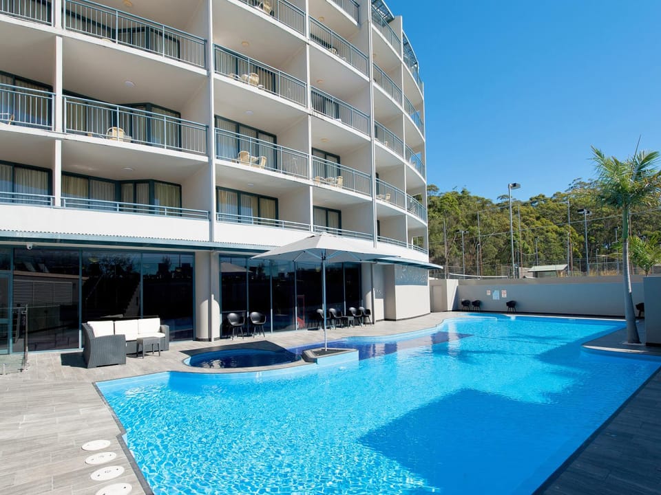 Property building, Day, Swimming pool, sunbed