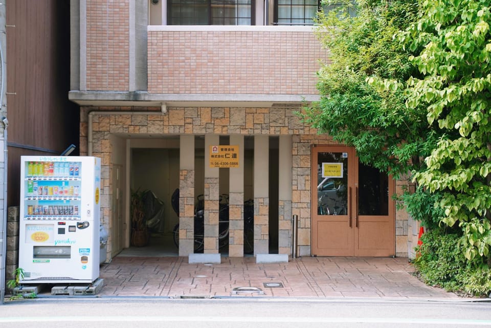 Property building, Facade/entrance, Day