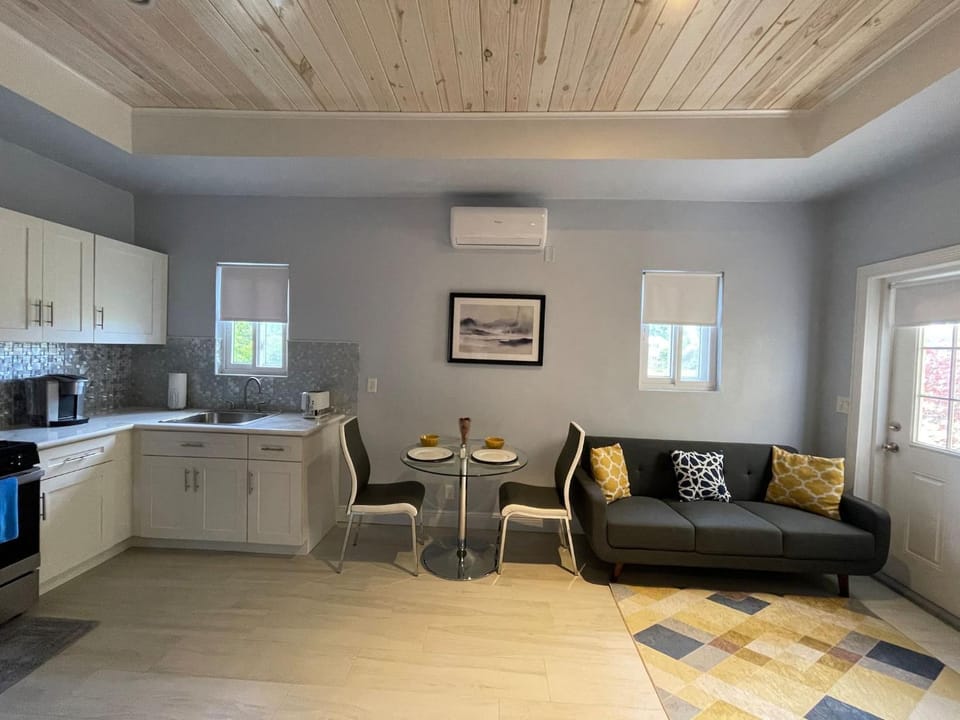 Nicoles Nest Brand New Exquisite Studio Hideaway Apartment in Freeport