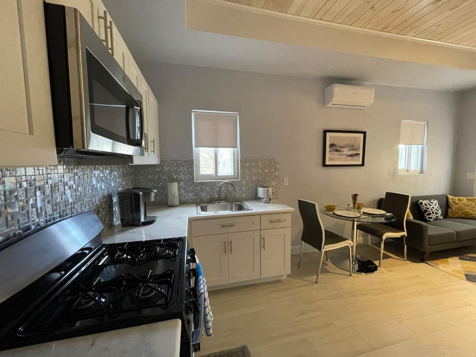 Nicoles Nest Brand New Exquisite Studio Hideaway Apartment in Freeport
