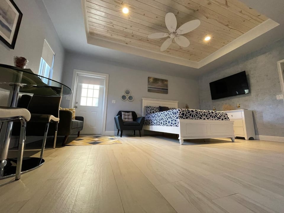 Nicoles Nest Brand New Exquisite Studio Hideaway Apartment in Freeport