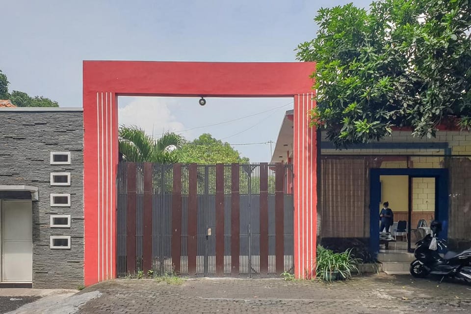 Bromo 22 Homestay Syariah near Terminal Bayuangga Probolinggo Mitra RedDoorz Hotel in East Java