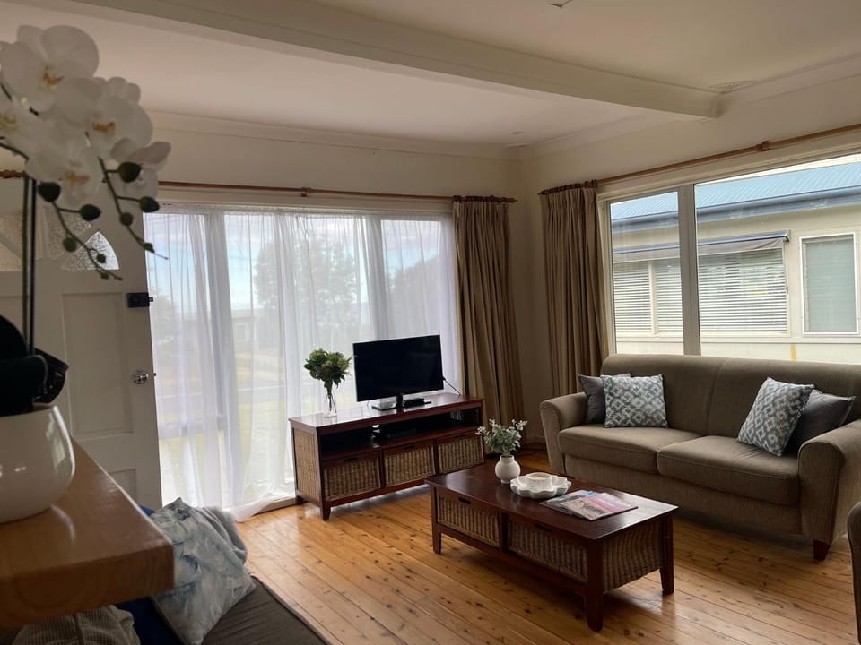 Breeze Beach Shack - 4BR retreat with ocean glimpse House in New South Wales