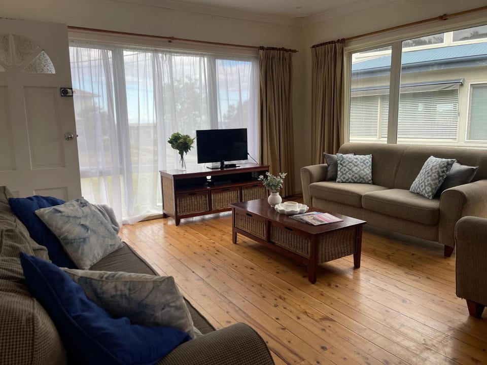 Breeze Beach Shack - 4BR retreat with ocean glimpse House in New South Wales