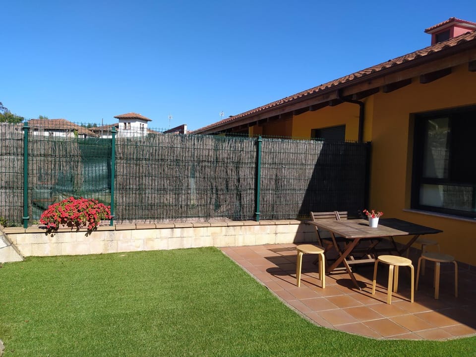 Property building, Patio, Day, Garden, Dining area, Garden view