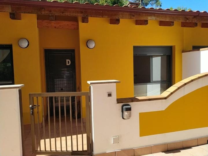 Property building, Day, Balcony/Terrace