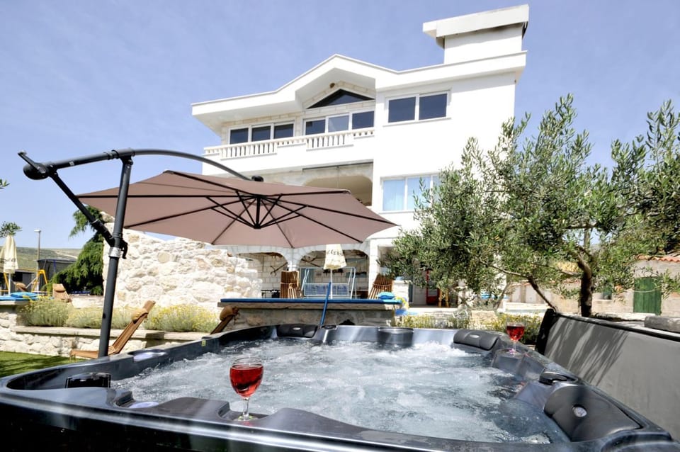 Property building, Day, Hot Tub, Massage