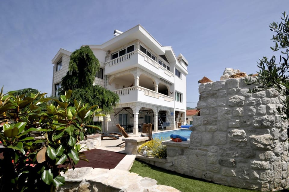 Property building, Day, Garden