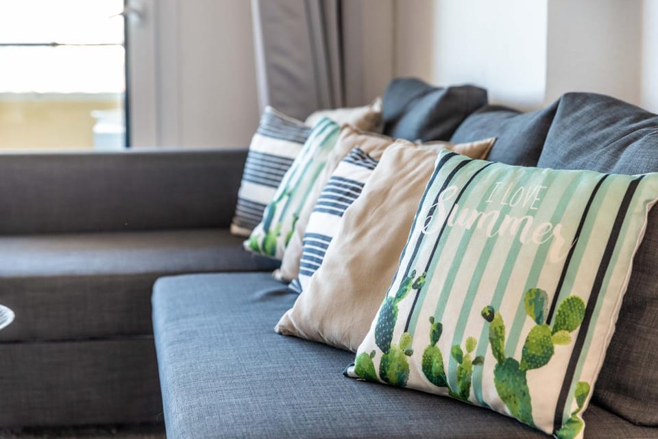 Bed, Seating area