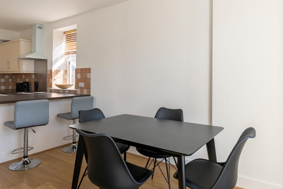 Kitchen or kitchenette, Seating area, Dining area