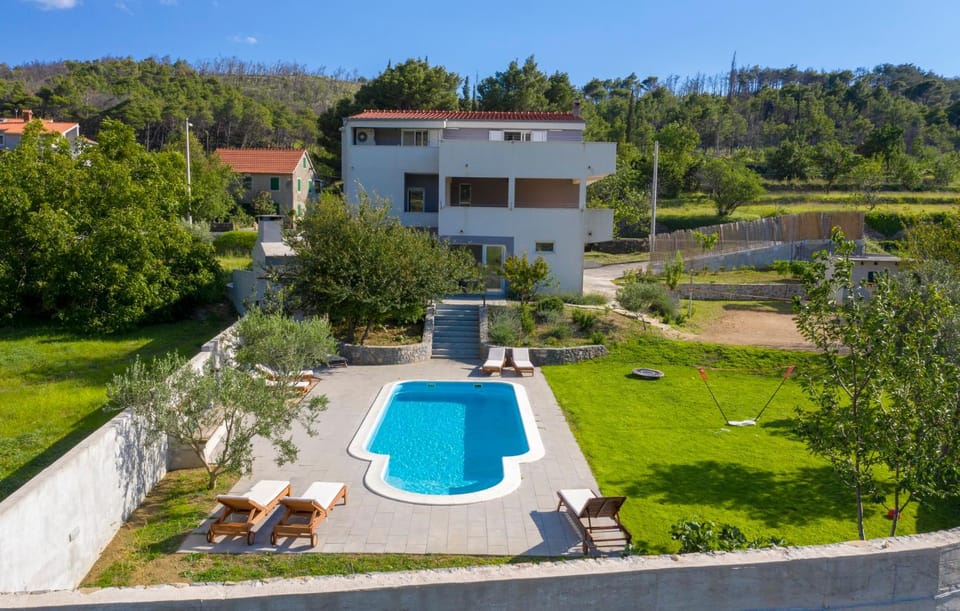 Property building, Day, Garden, Swimming pool, sunbed