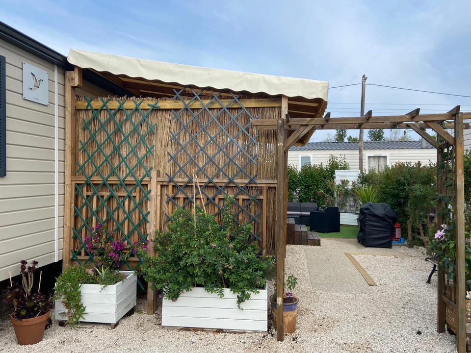 Vos meilleures vacances au Montourey! Campground/ 
RV Resort in Fréjus