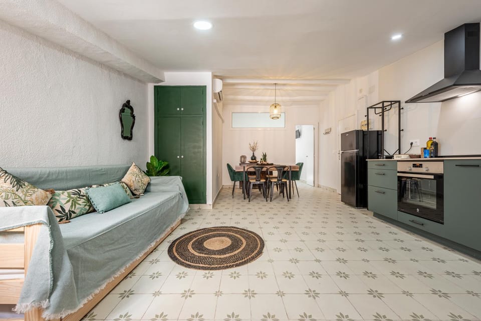 Kitchen or kitchenette, Photo of the whole room, Seating area, Dining area