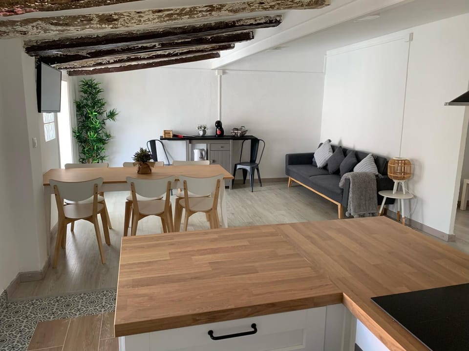 Kitchen or kitchenette, Living room, Seating area, Dining area, kitchen