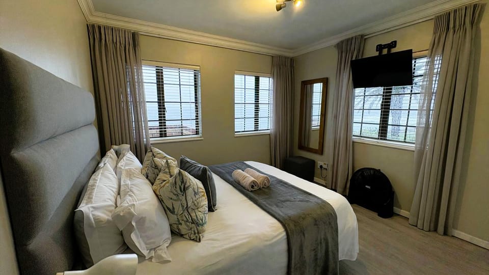 Bed, TV and multimedia, Bedroom
