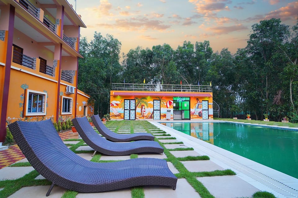 Property building, Patio, Communal lounge/ TV room, Spring, Day, Natural landscape, Garden, Evening entertainment, Garden view, Pool view, Swimming pool, sunbed