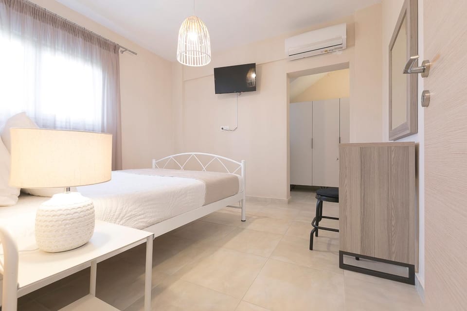 Bed, TV and multimedia, Photo of the whole room, Bedroom