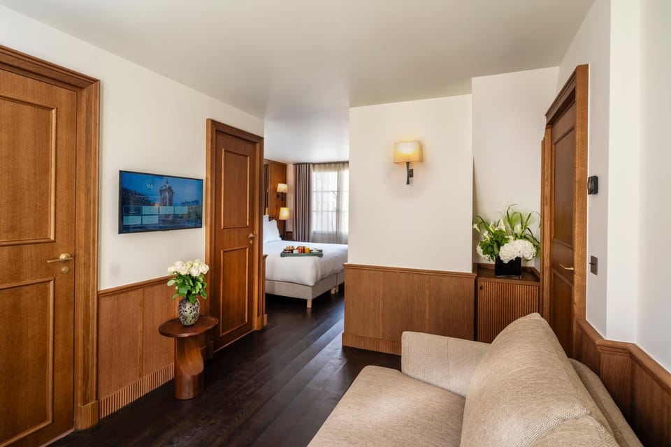 Communal lounge/ TV room, Bed, TV and multimedia, Living room, Photo of the whole room, Seating area, Bedroom
