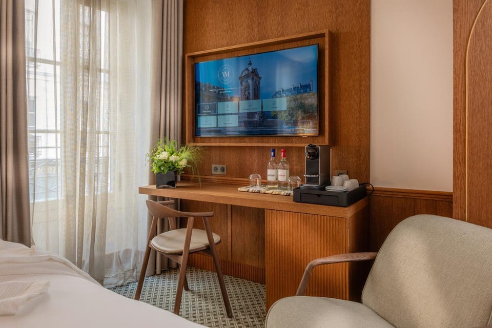 TV and multimedia, Coffee/tea facilities, Food and drinks, Photo of the whole room, Bedroom