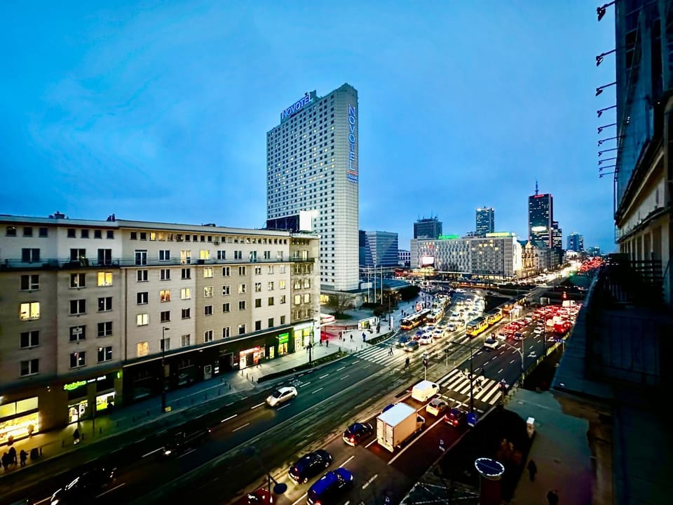 Super FORUM 2 Metro Fast WiFi Netflix, HBO, AppleTV Apartment in Warsaw