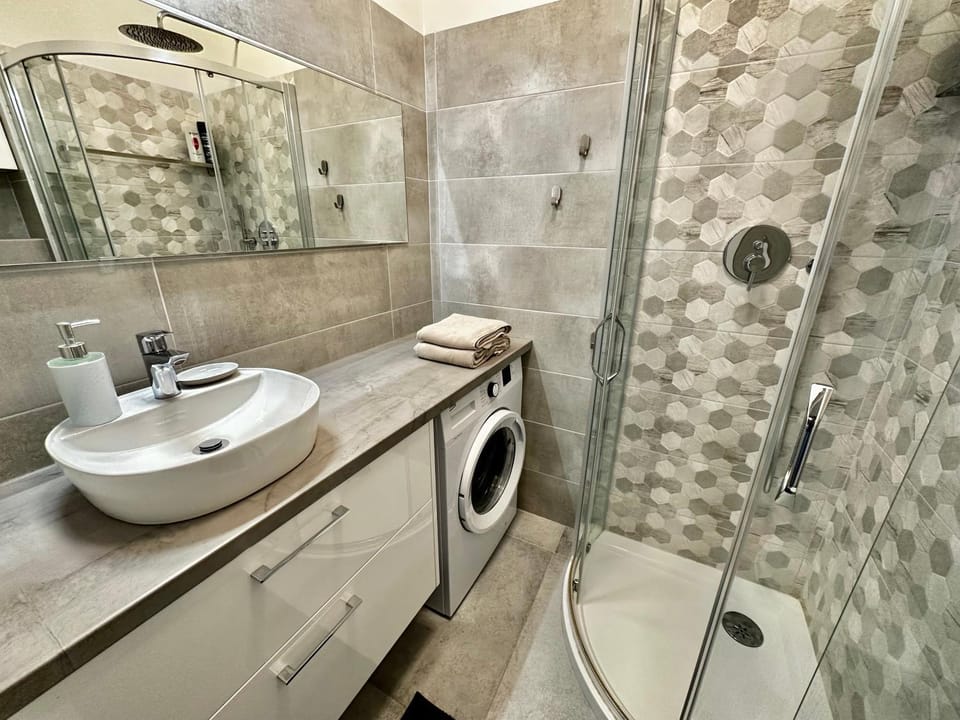 Super FORUM 2 Metro Fast WiFi Netflix, HBO, AppleTV Apartment in Warsaw