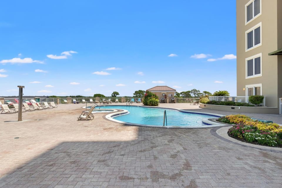 Property building, Day, Natural landscape, Balcony/Terrace, Swimming pool, sunbed