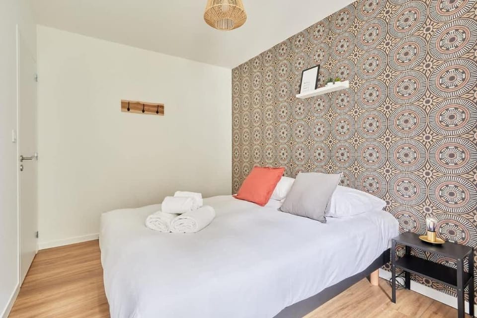 Bed, Photo of the whole room, Bedroom, towels