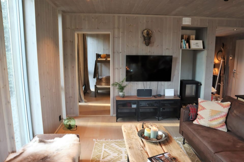 TV and multimedia, Living room, Evening entertainment