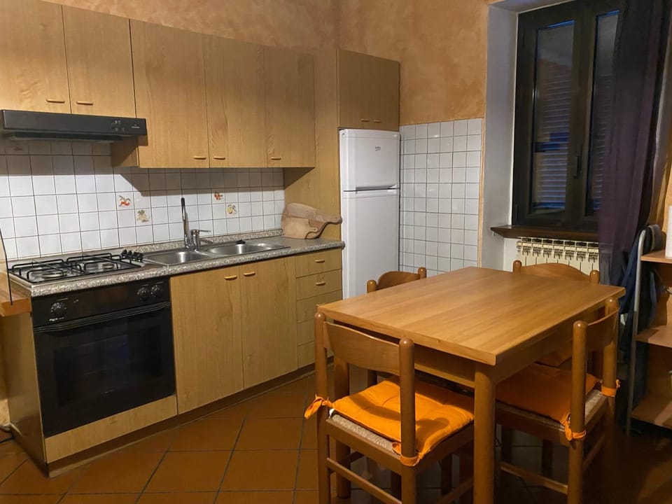 Kitchen or kitchenette, Dining area, oven
