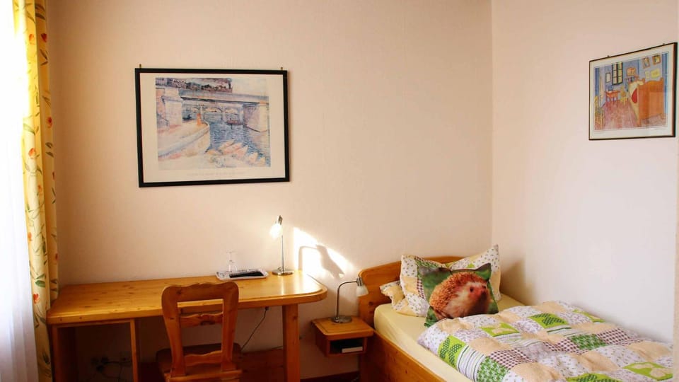 Bed, Photo of the whole room, Seating area