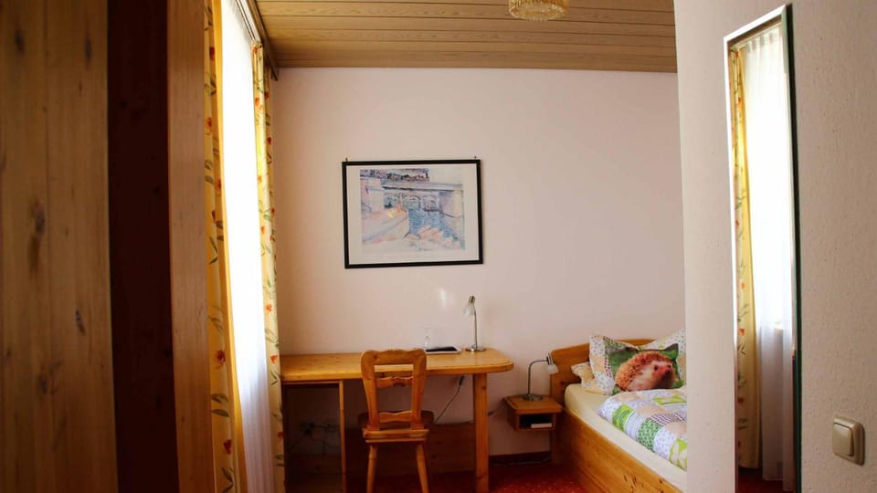 Bed, Photo of the whole room, Seating area