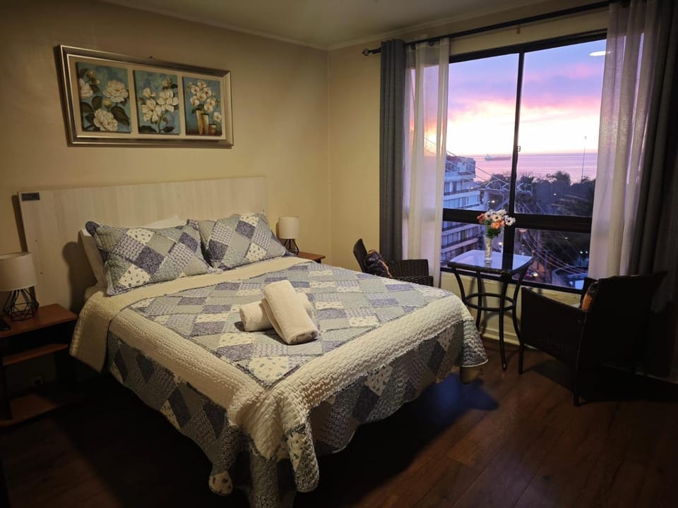 Bed, Photo of the whole room, Seating area, Bedroom, Sea view, Sunset, towels