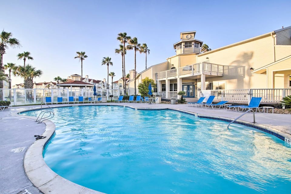 Corpus Christi Resort Condo - Walk to Beach! House in North Padre Island