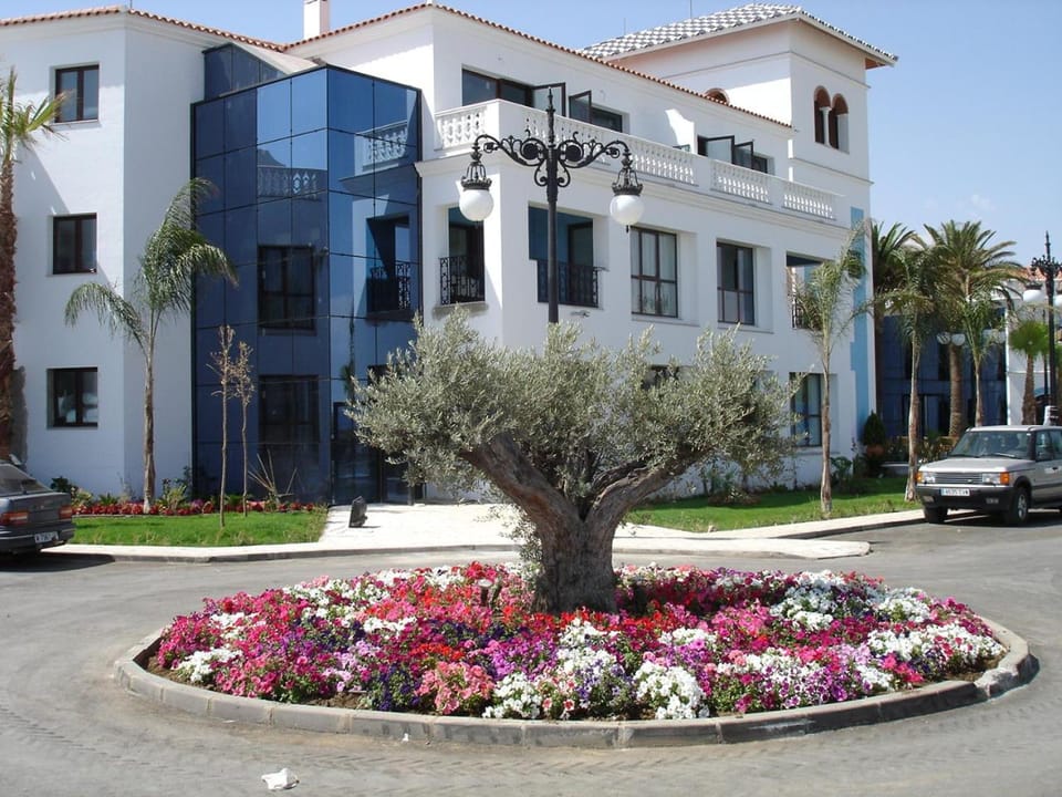 Property building, Facade/entrance, Garden