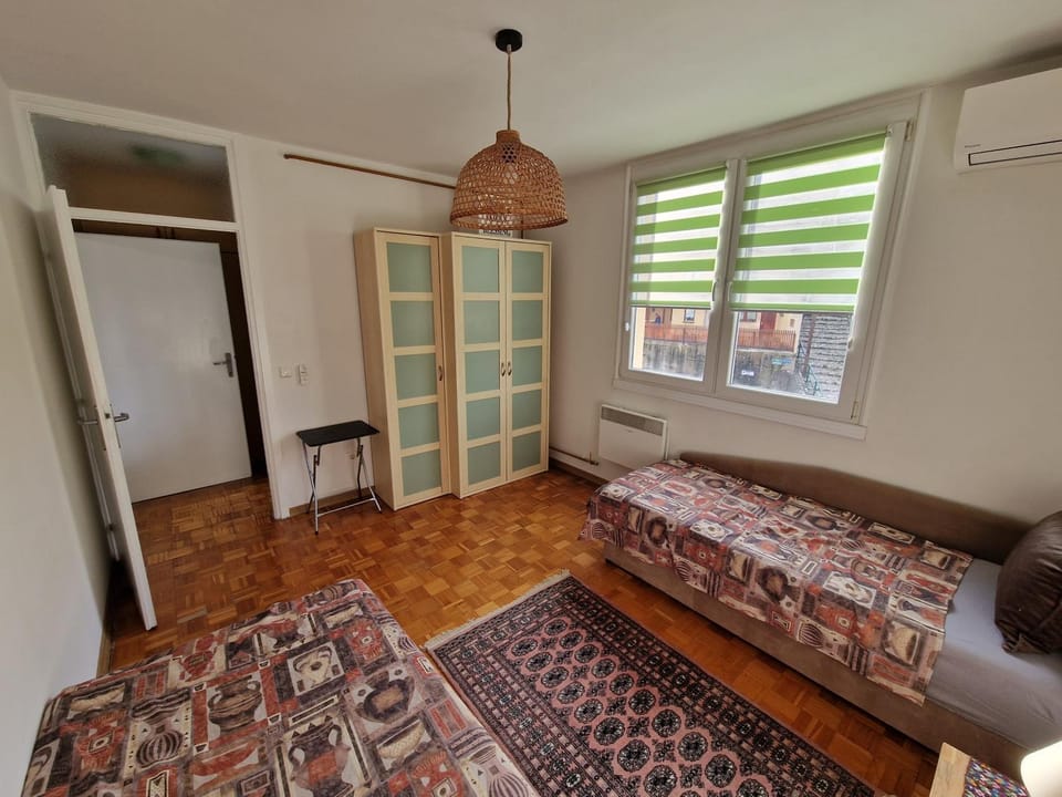 Bed, Bedroom, air conditioner