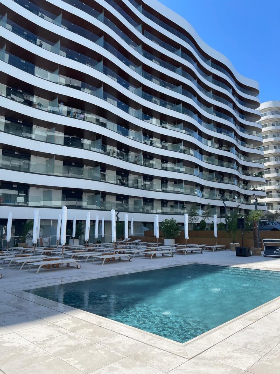 Property building, Day, Pool view, Swimming pool, sunbed