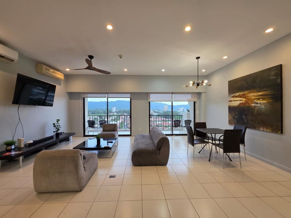 Jaco Bay Condo 2BR Pool, beach steps and Security House in Jaco