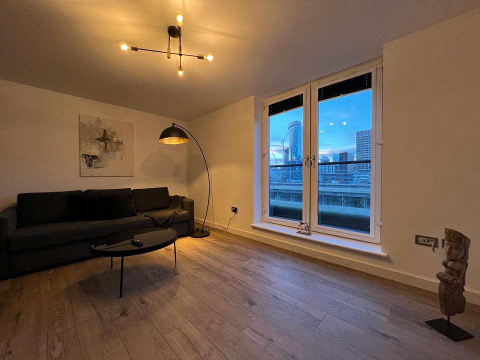 2 Bedroom Top Floor City View Apartment in Birmingham