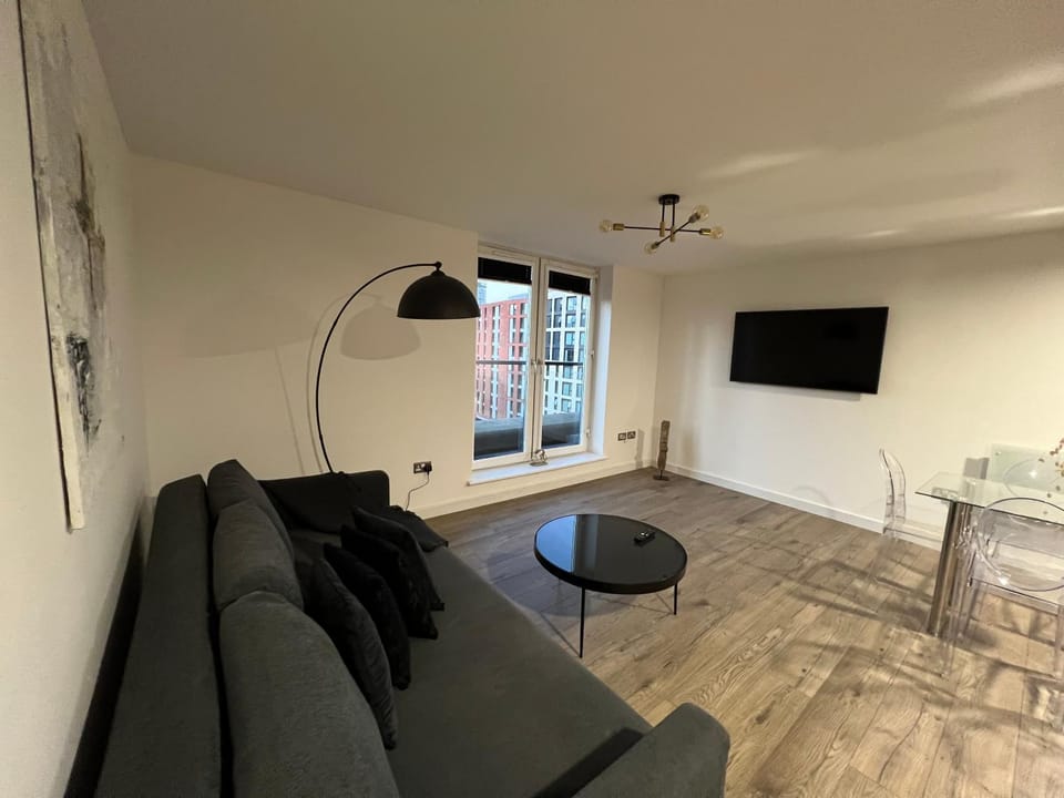 2 Bedroom Top Floor City View Apartment in Birmingham