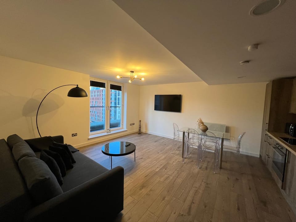 2 Bedroom Top Floor City View Apartment in Birmingham